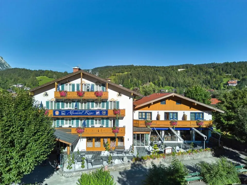 Alpenhotel Rieger, Mittenwald: Alpenhotel Rieger mit Blumen auf den Balkonen